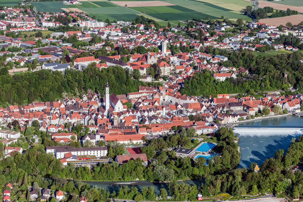 dr__dsc0007.jpg | LANDSBERG AM LECH 08.05.2018 Altstadtbereich und Innenstadtzentrum in Landsberg am Lech mit Lechwehr im Bundesland Bayern, Deutschland. // Old Town area and city center in Landsberg am Lech in the state Bavaria, Germany. Foto: Daniel Reiter