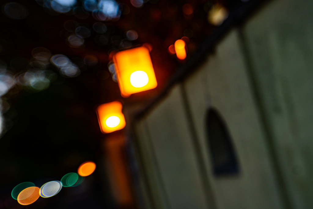 Lampionparty | Beleuchtung der Mauer an der Streitstraße - Realisiert mit Pictrs.com