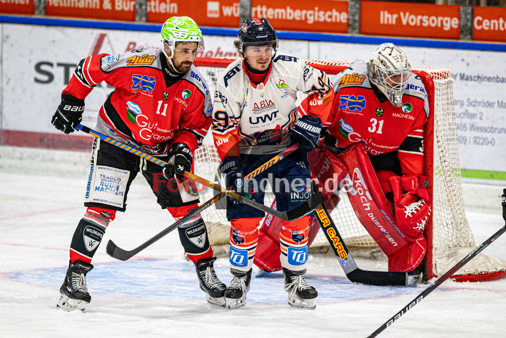 TSV Peißenberg Miners vs ESC Kempten SHARKS | Eishockey Bayernliga Vorbereitung 2024/2025, TSV Peißenberg Miners vs ESC Kempten SHARKS, 20241004,Florian SIMON (Miners 11) verteidigt,2024-10-04 in Peißenberg (Eisstadion)Florian SIMON (Miners 11), Maximilian MILLER (SHARKS 19)Copyright: WolfgangxLindner