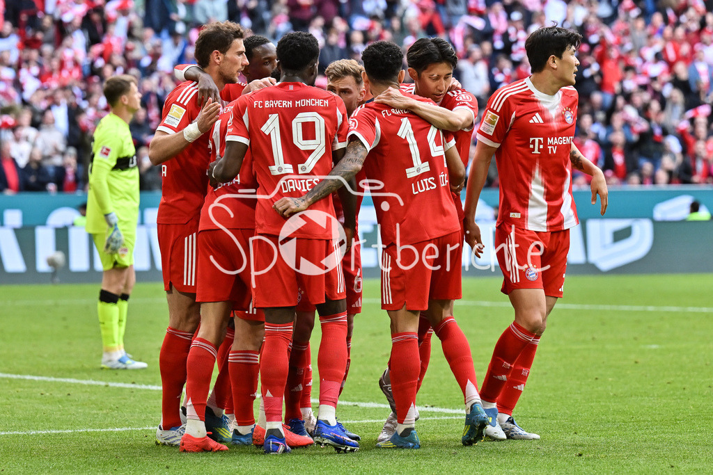 FC Bayern München - VfB Stuttgart | MUNICH, GERMANY - 19. APRIL: Bayern celebrating the goal to makes 1-1 / Tor / Torschuetze / Freude / Happy - Raphael GUERREIRO (FC Bayern Munich 22) - during the Bundesliga Match between FC Bayern Munich vs. VfB Stuttgart at Matchday 30 at Allianz Arena / DFL REGULATIONS PROHIBIT ANY USE OF PHOTOGRAPHS AS IMAGE SEQUENCES AND/OR QUASI-VIDEO