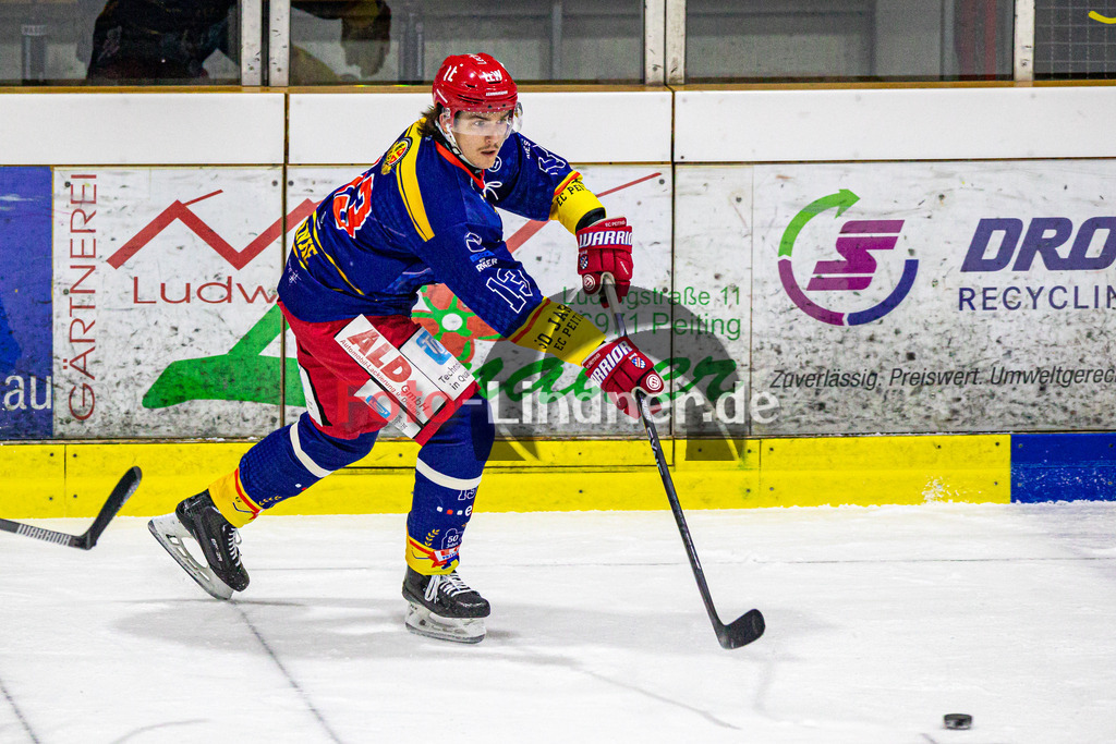 Achtelfinale Spiel 2 EC Peiting vs ESC Wohnbau Moskitos Essen | Eishockey Oberliga Süd Playoffs 2023/2024, Achtelfinale Spiel 2 EC Peiting vs ESC Wohnbau Moskitos Essen, 20240305,
Christian HANKE (ECP 13) in Aktion,
2024-03-05 in Peiting (Eisstadion)
13 Christian HANKE (ECP 13)
Copyright: WolfgangxLindner foto-lindner.de