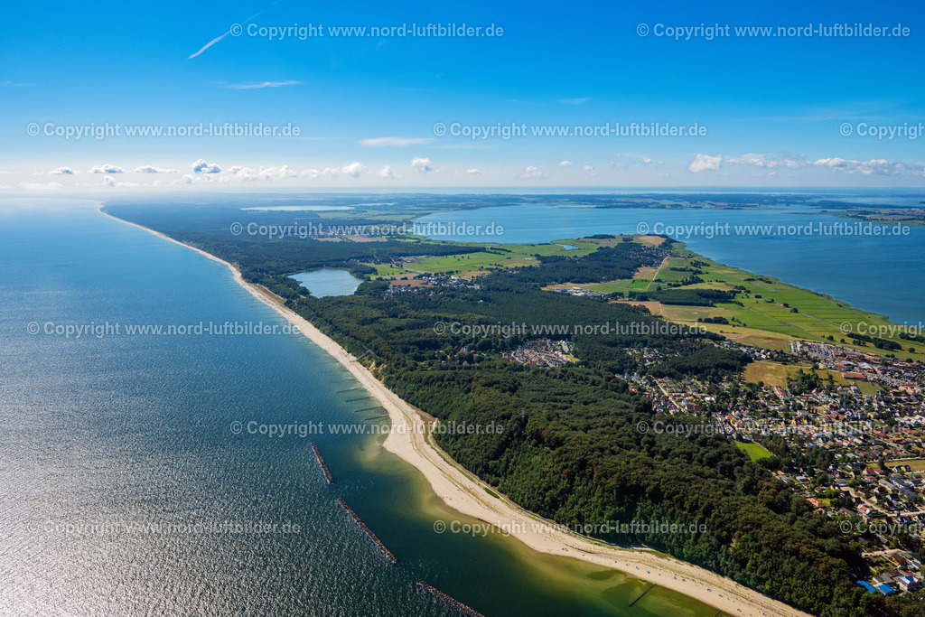 Koserow_Streckelsberg_Strand_Usedom_Els_7588100822 | KOSEROW 10.08.2022 Blick auf das Ostseebad Koserow an der Küste zur Ostsee auf der Insel Usedom im Bundesland Mecklenburg-Vorpommern. Weiterführende Informationen bei: Kurverwaltung Koserow. // Cityscape Koserow on the coast of the Baltic Sea on the island of Usedom in Mecklenburg Western Pomerania. Further information at: Kurverwaltung Koserow. Foto: Martin Elsen