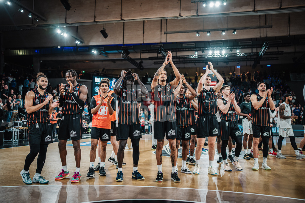 Basketball | Männer | Saison 2023/2024 | easyCredit Basketball Bundesliga | 32. Spieltag | Veolia Towers Hamburg vs. NINERS Chemnitz | 04.05.2024 | NINERS Chemnitz feiern nach dem Spiel, in der Mitte v.l. Aher Uguak (#1, NINERS Chemnitz), Kevin Yebo (#53, NINERS Chemnitz), DeAndre Lansdowne (#9, NINERS Chemnitz) und Jonas Richter (#7, NINERS Chemnitz)