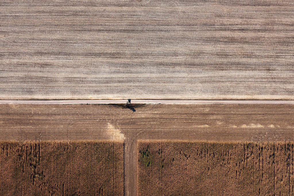 dr__0097937.jpg | TONNA 26.08.2022 Abgeerntete Kornfeld-Strukturen Landschaft auf einem Getreidefeld in Tonna im Bundesland Thüringen, Deutschland. 