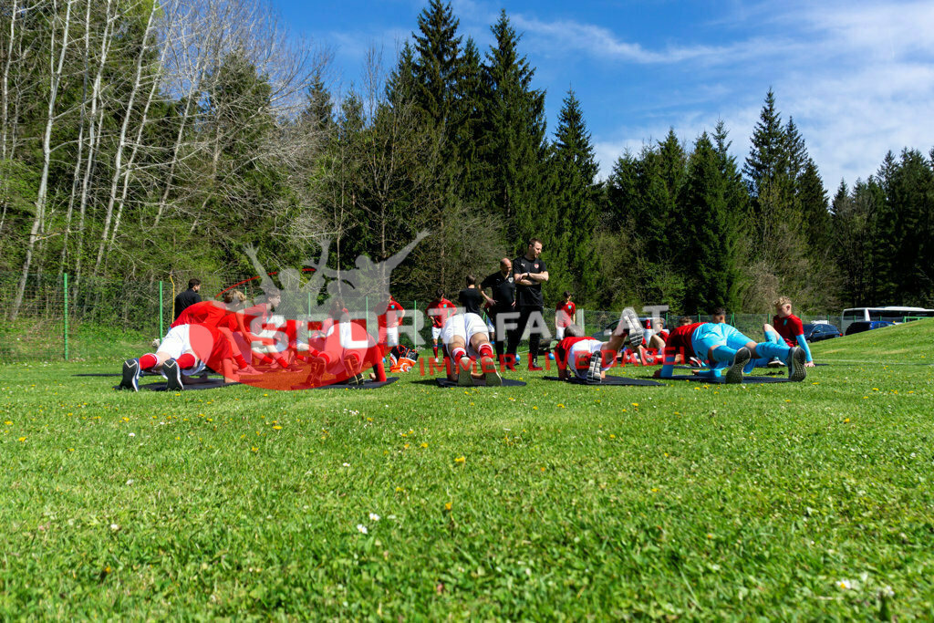 Portugal  U15 -Czech Republic U15 | Aufwärmen Austria ; Portugal  U15 -Czech Republic U15 am 29.04.2022 in Arnoldstein
(Sportplatz), AUSTRIA, (Photo by Ernst Krawagner sport-fan.at) - Realisiert mit Pictrs.com