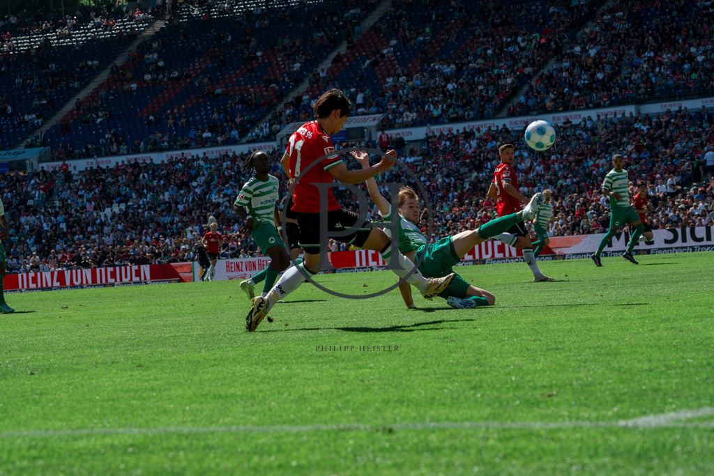 Hannover 96 vs SpVgg Fürth – 2. Bundesliga – 11.05.2025 | Szene aus dem 2. Bundesliga-Spiel des 33. Spieltags zwischen Hannover 96 und der SpVgg Früth am 11 Mai 2025 in der Heinz von Heiden Arena in Hannover. Endstand: 1:1. Fotografiert von Philipp Heist. - Realisiert mit Pictrs.com