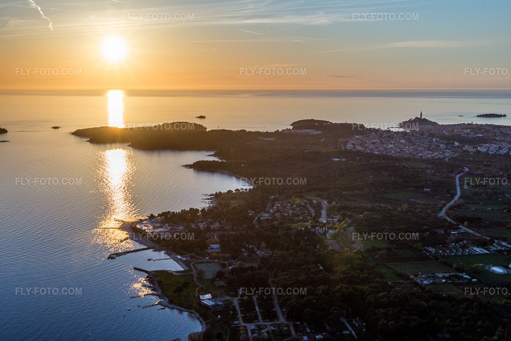 Aerial view: View of the town in Polari in the state Gespanschaft Istrien, Croatia. – Photo: IMG_106160.jpg taken on 04/13/2018 by Werner Riehm/FLY-FOTO.com – Resolution of the original: 5472 x 3648 px