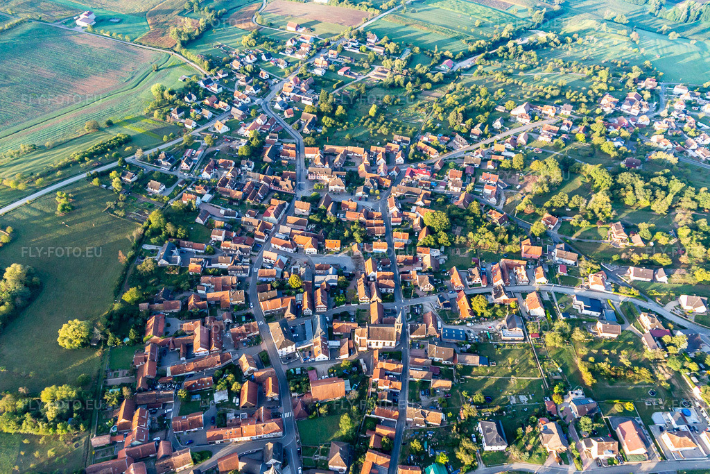 Vue aérienne: Vue de la ville depuis l'est à Gœrsdorf dans le département Bas Rhin, France – .Photo: IMG_139163.jpg prise le 01/10/2023 par Werner Riehm/FLY-FOTO.eu – Résolution de l'original: 5472 x 3648 px