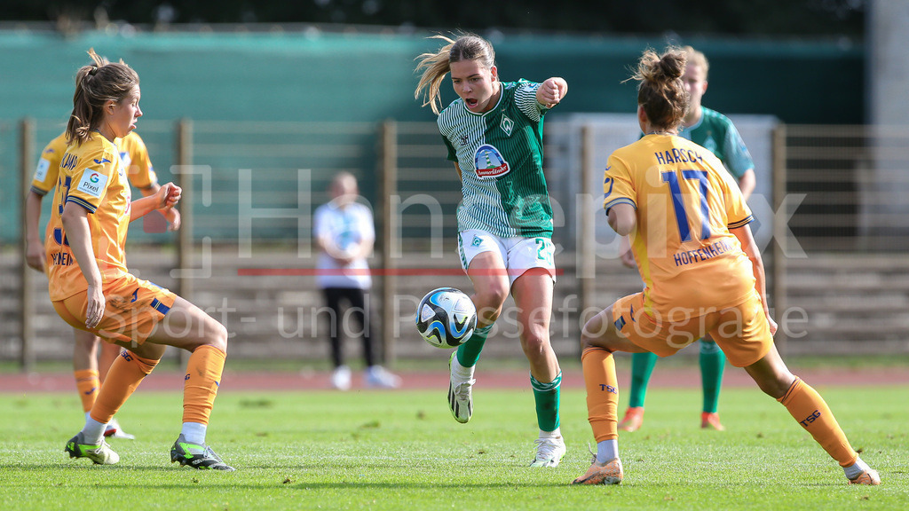 Fussball, Google Pixel Frauen-Bundesliga, SV Werder Bremen - TSG 1899 Hoffenheim | v.li.: Jana Feldkamp (TSG 1899 Hoffenheim, 31), Juliane Wirtz (SV Werder Bremen, 28) und Franziska Harsch (TSG 1899 Hoffenheim, 17) im Zweikampf, Duell, Dynamik, Aktion, Action, Spielszene, DIE DFB-RICHTLINIEN UNTERSAGEN JEGLICHE NUTZUNG VON FOTOS ALS SEQUENZBILDER UND/ODER VIDEOÄHNLICHE FOTOSTRECKEN. DFB REGULATIONS PROHIBIT ANY USE OF PHOTOGRAPHS AS IMAGE SEQUENCES AND/OR QUASI-VIDEO.