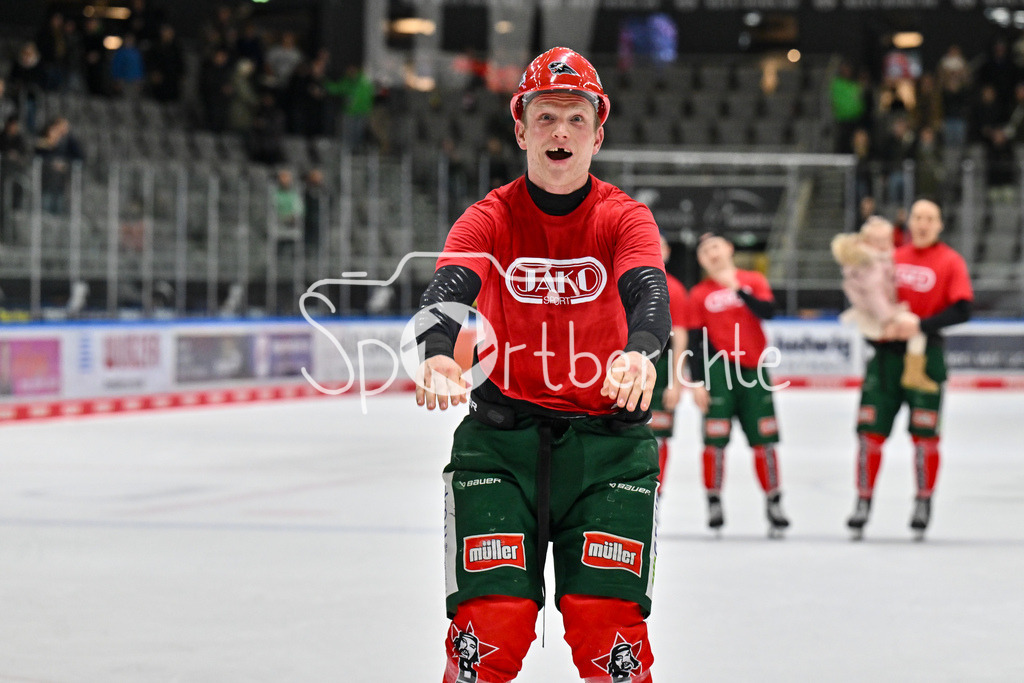 Augsburger Panther - Straubing Tigers | Die Panther feiern zusammen mit den Fans den Heimsieg gegen Straubing / DEL: Augsburger Panther - Straubing Tigers, Curt Frenzel Stadion am 29.11.2024 / Alexander OBLINGER (Augsburger Panther #50)