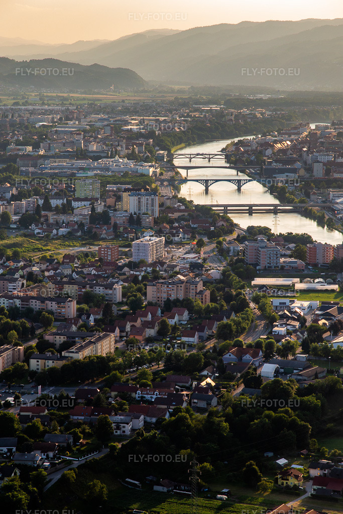 Vue aérienne: Ponts sur la Drave à Maribor dans le département Slovénie, Slovénie. Photo: IMG_137394.jpg prise le 08/07/2023 par Werner Riehm/FLY-FOTO.eu – Résolution de l'original: 3444 x 5166 px