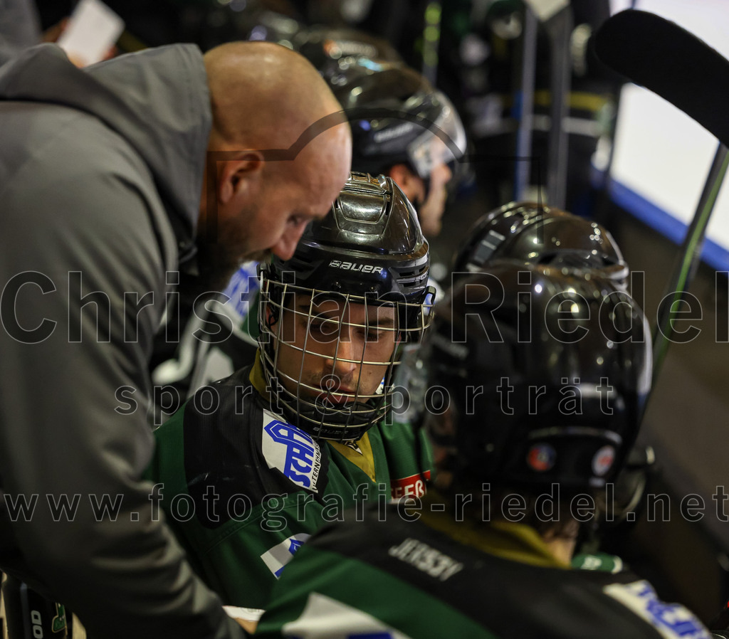 2023-01-06_062_TSV_Erding_gegen_ERV_Schweinfurt | Erding, Deutschland, 06.01.2023:
Eishockey, Bayernliga 2022 / 2023, 26. Spieltag, TSV Erding gegen ERV Schweinfurt, Endergebnis: 7:3

Teamchef Felix Schütz (Erding Gladiators)

Foto: Christian Riedel / fotografie-riedel.net