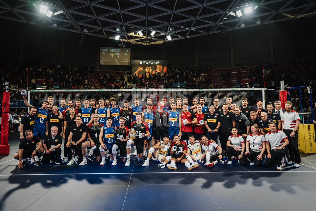 Volleyball | Männer | Testspiel | Deutschland vs. Italien | 26.05.2025 | Teamfoto Mannschaftsfoto Deutschland Italien und Schiedsrichter