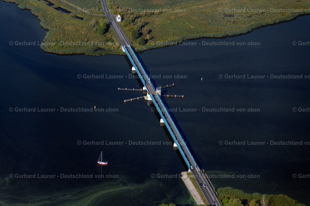 4061013 | USEDOM 08.09.2021 Fluß - Brückenbauwerk Zecheriner Brücke in Usedom im Bundesland Mecklenburg-Vorpommern, Deutschland, Die Zecheriner Brücke ist eine Klappbrücke über den Peenestrom im Zuge der Bundesstraße 110. // River - bridge construction Zecheriner Bruecke in Usedom in the state Mecklenburg - Western Pomerania, Germany. Foto: Gerhard Launer