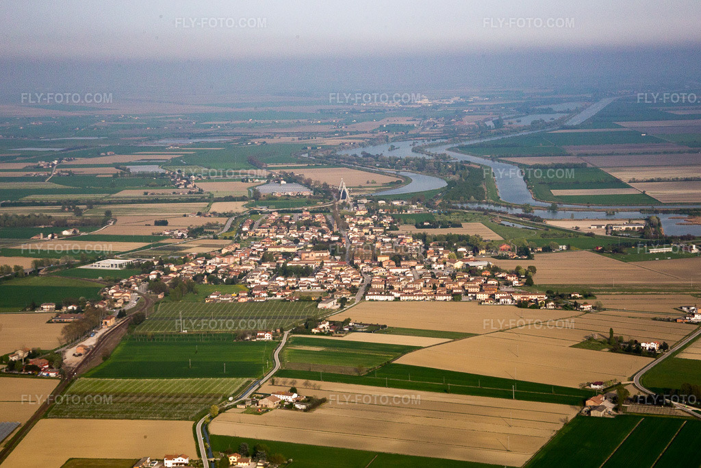 Aerial view: View of the town in Ostellato in the state Emilia Romagna, Italy.Photo: IMG_087341.jpg taken on 04/05/2016 by Werner Riehm/FLY-FOTO.comResolution of the original: 5036 x 3358 px