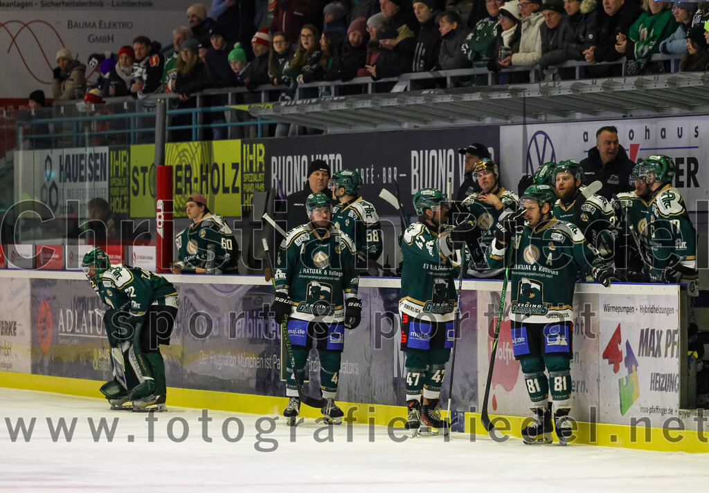 2025-12-28_085_TSV_Erding_gegen_onesto_Tigers_Bayreuth | Erding, Deutschland, 28.12.2025:Eishockey, Oberliga Süd 2025 / 2026, 31. Spieltag, TSV Erding gegen onesto Tigers Bayreuth, Endergebnis: 6:5 n.V.Torwart David Zabolotny (Erding Gladiators, #72), Torwart Nico Wimmer (Erding Gladiators, #60), Jesse Kauhanen (Erding Gladiators, #4), Paul Pfenninger (Erding Gladiators, #58), Marco Pfleger (Erding Gladiators, #47), Maximilian Forster (Erding Gladiators, #81)Foto: Christian Riedel / fotografie-riedel.net