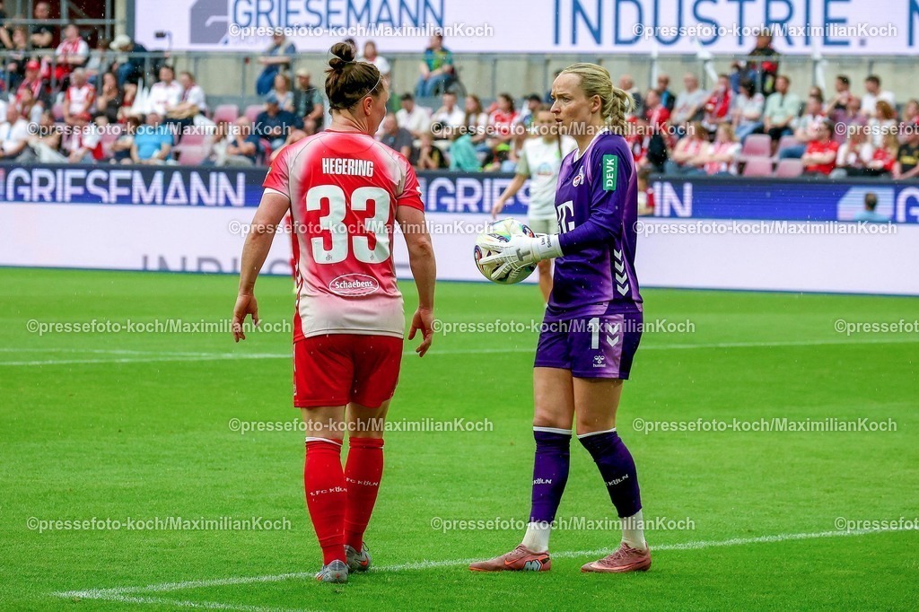 xsscx02052601110 | 02.05.2026, xsscx, Frauen Fussball, 1. FC Köln - Werder Bremen, 1. Fussball Bundesliga, 24. Spieltag, RheinEnergie-Stadion, Saison 2025 2026: Marina Hegering (1. FC Köln #33) diskutiert mit Lisa Schmitz (1. FC Köln #1) DFB regulations prohibit any use of photographs as image sequences and or quasi-video. Photo: xSandraxScherningxPressefotoKochx
