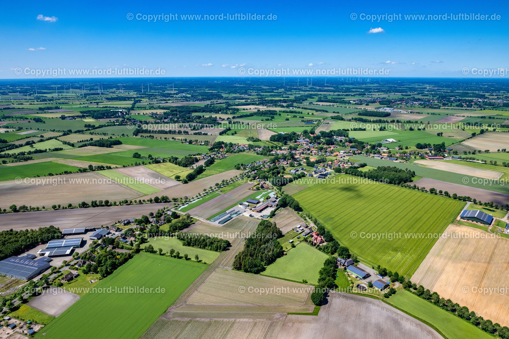 Ahrenswohlde_ELS_7065030622 | AHLERSTEDT 03.06.2022 Ortsansicht der Straßen und Häuser der Wohngebiete in Ahrenswohlde im Bundesland Niedersachsen, Deutschland. // Town View of the streets and houses of the residential areas in Ahrenswohlde in the state Lower Saxony, Germany. Foto: Martin Elsen