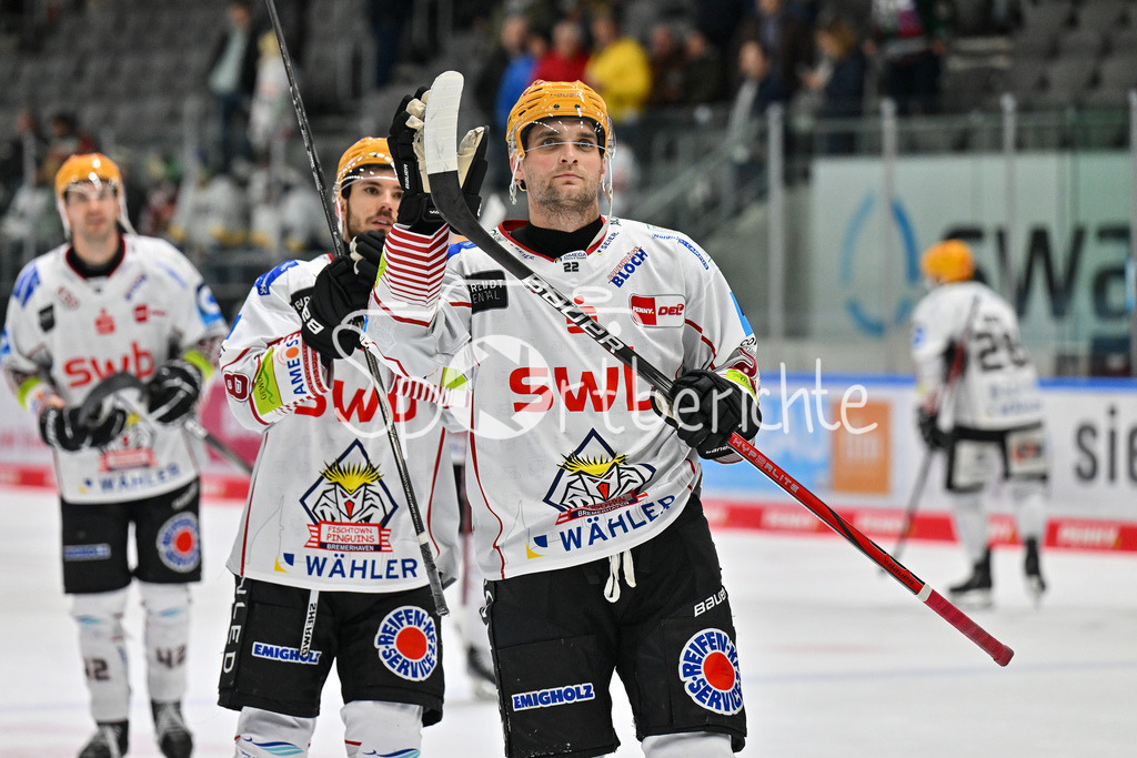 Augsburger Panther - Fischtown Pinguins | Die Spieler aus Bremerhaven bedanken sich bei den mitgereisten Fans / DEL: Augsburger Panther - Fischtown Pinguins, Curt Frenzel Stadion am 08.01.2025 / Vladimir EMINGER (Fischtown Pinguins 22)