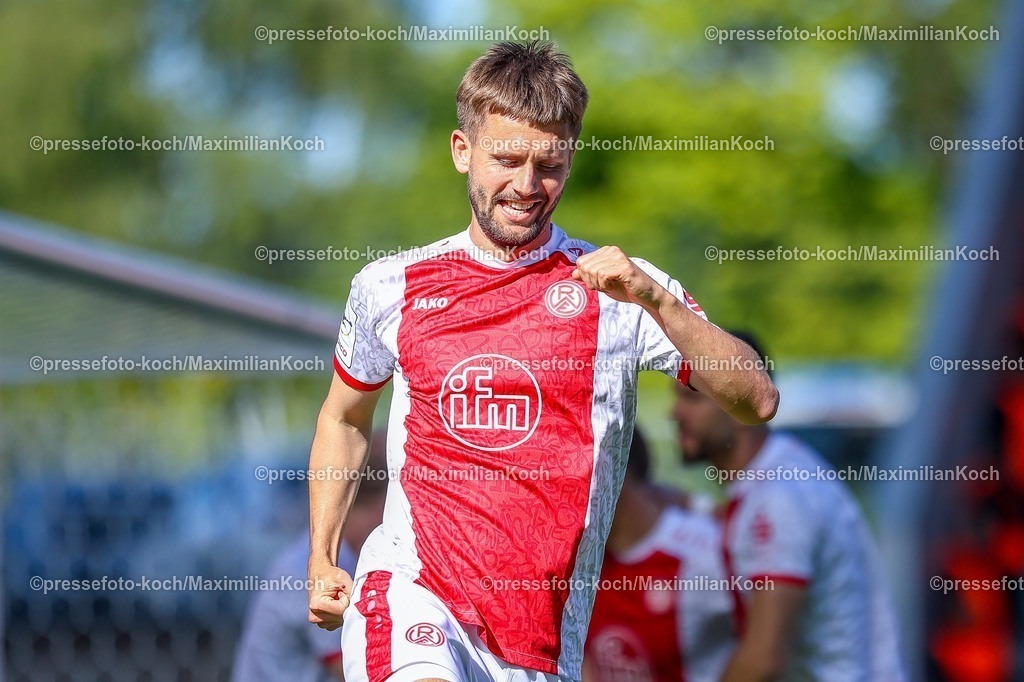 xKWIx26042601006 | 2026.04.26, xkwix, Fußball, 3.Liga, Rot-Weiss Essen - 1. FC Saarbrücken, Stadion an der Hafenstraße, 35.Spieltag, Saison 2025 / 2026: Torschuetze zum 1:0 Torben Müsel (Rot-Weiss Essen #26) jubelnd DFB regulations prohibit any use of photographs as image sequences and or quasi-video. Photo: xKamilxWilkowskixPressefotoKochx