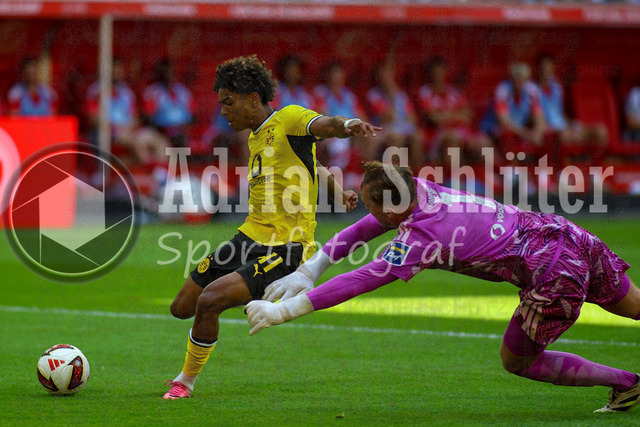 25.07.2026, GER, Fussball, Herren, Testspiel, Saison 2026/2027, Fortuna Düsseldorf - Borussia Dortmund | Mathis Albert erzielt das Tor zum 0:1