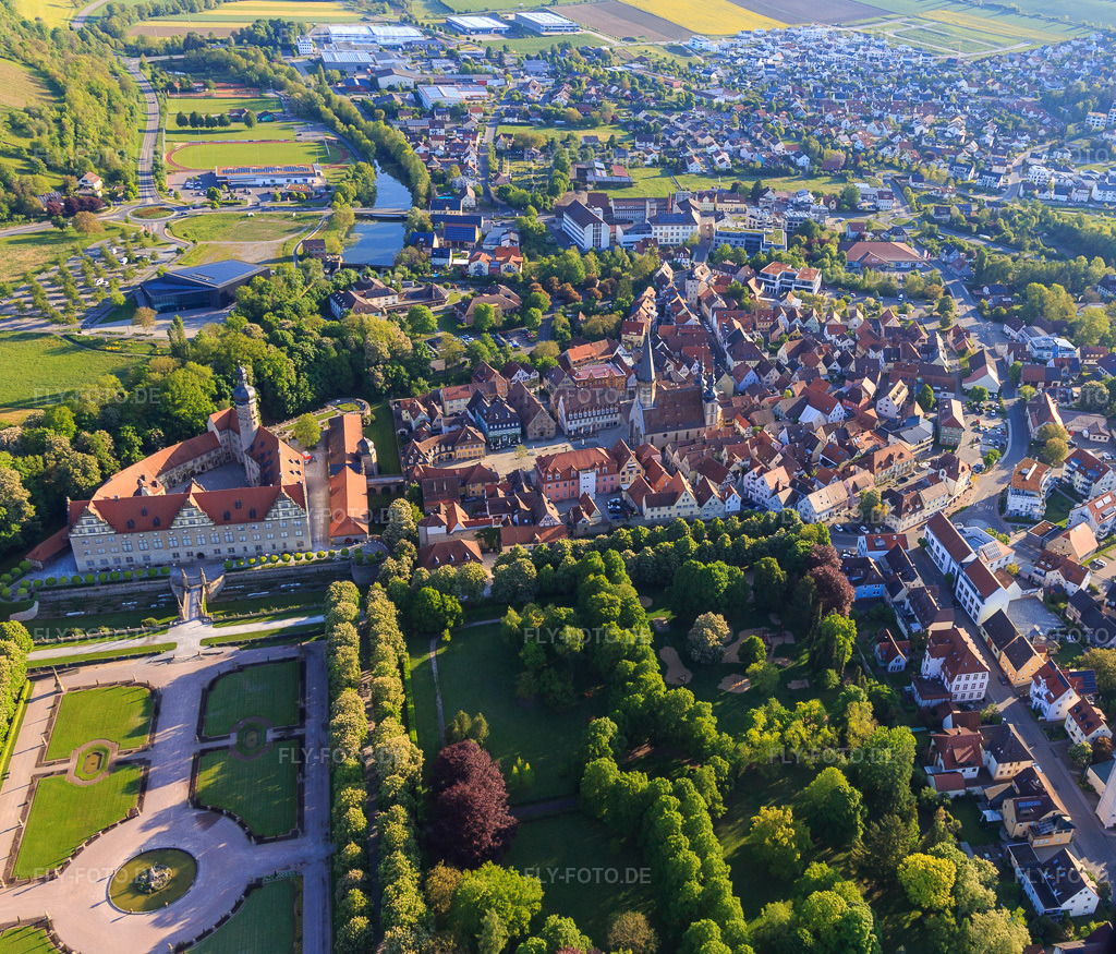 Luftbild: Altstadt, Schloss und Schlossgarten Weikersheim in Weikersheim im Bundesland Baden-Württemberg in Deutschland.Foto: IMG_146402.jpg vom 10.05.2025 durch Werner Riehm/FLY-FOTO.deAuflösung des Originals: 4223 x 3606 pxKulturschätze BW - Allgemeine Nachrichten und Kulturbeiträge