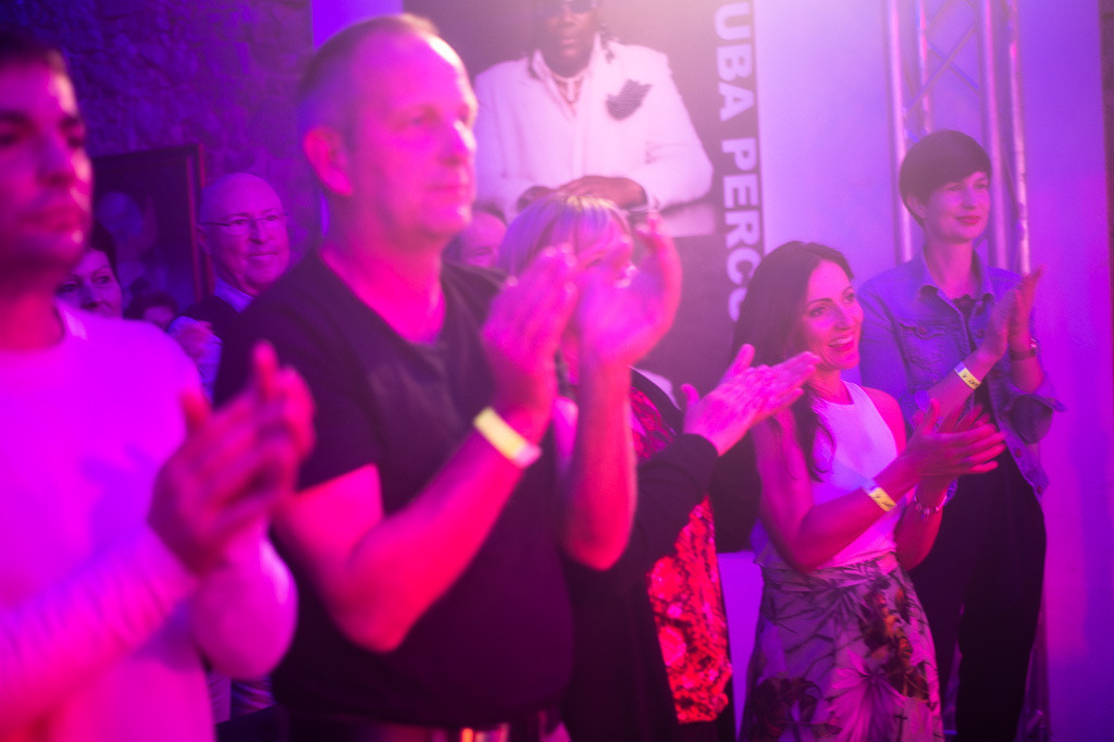 Tango meets Cuba | Tango meets Cuba mit den Klazz Brothers & Cuba Percussion im Forte Belvedere Leisnig zum Festival Hallo Leisnig 2022. - Realisiert mit Pictrs.com