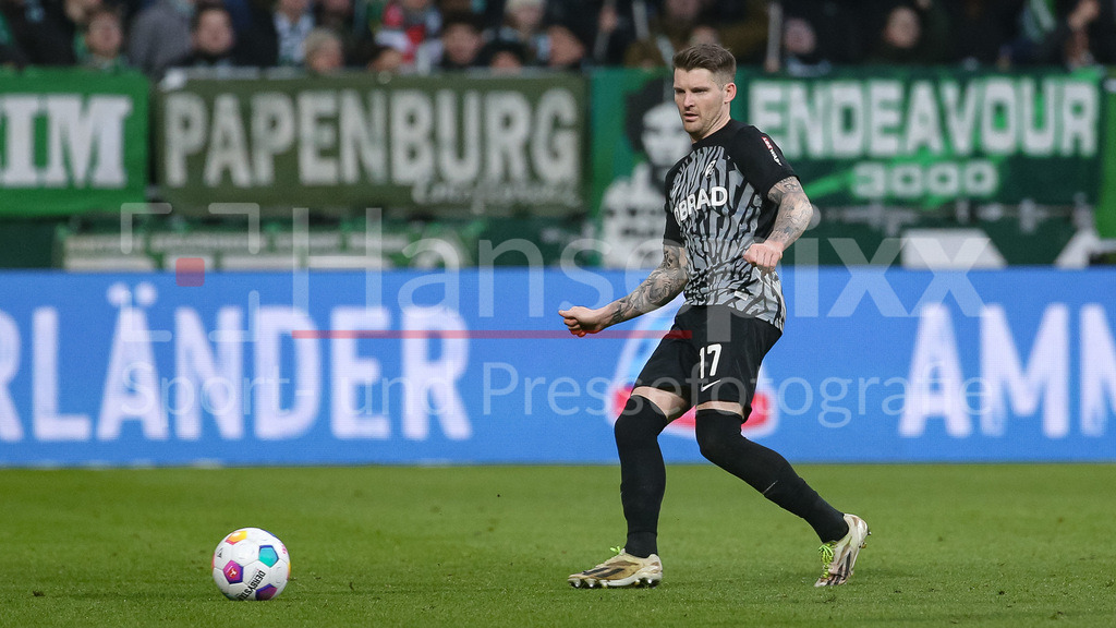 Fussball, Bundesliga, SV Werder Bremen - SC Freiburg | v.li.: Lukas Kübler (SC Freiburg, 17) am Ball, Freisteller, Einzelbild, Ganzkörper, Aktion, Action, Spielszene, DIE DFL-RICHTLINIEN UNTERSAGEN JEGLICHE NUTZUNG VON FOTOS ALS SEQUENZBILDER UND/ODER VIDEOÄHNLICHE FOTOSTRECKEN. DFL REGULATIONS PROHIBIT ANY USE OF PHOTOGRAPHS AS IMAGE SEQUENCES AND/OR QUASI-VIDEO.