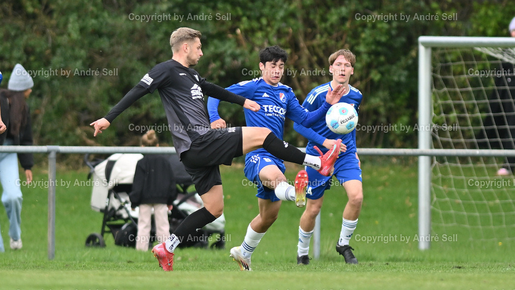 SpVg Eidertal Molfsee vs Eckernförder SV | Selim Cetintürk (Molfsee #8) &amp; Johannes Kristen (Molfsee #24) vs Lukas Witte (ESV #21) / Fußball-Landesliga Schleswig Männer 2025/2026 / SpVg Eidertal Molfsee vs Eckernförder SV / Platz A / Molfsee / 27.09.25 - Realisiert mit Pictrs.com