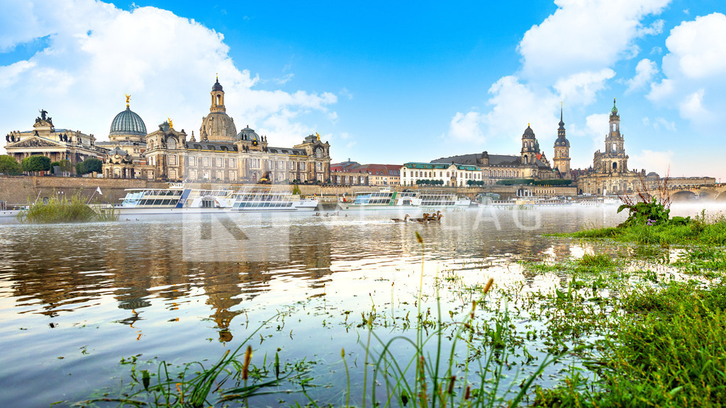 Panorama-Silhouette-Dresden-Altstadt-Dampfer-0U3A5856 Kopie | Blick auf die atemberaubende Altstadtsilhouette der Stadt Dresden  an der Elbe mit der Frauenkirche, der Hofkirche und Elbdampfern. - Realisiert mit Pictrs.com