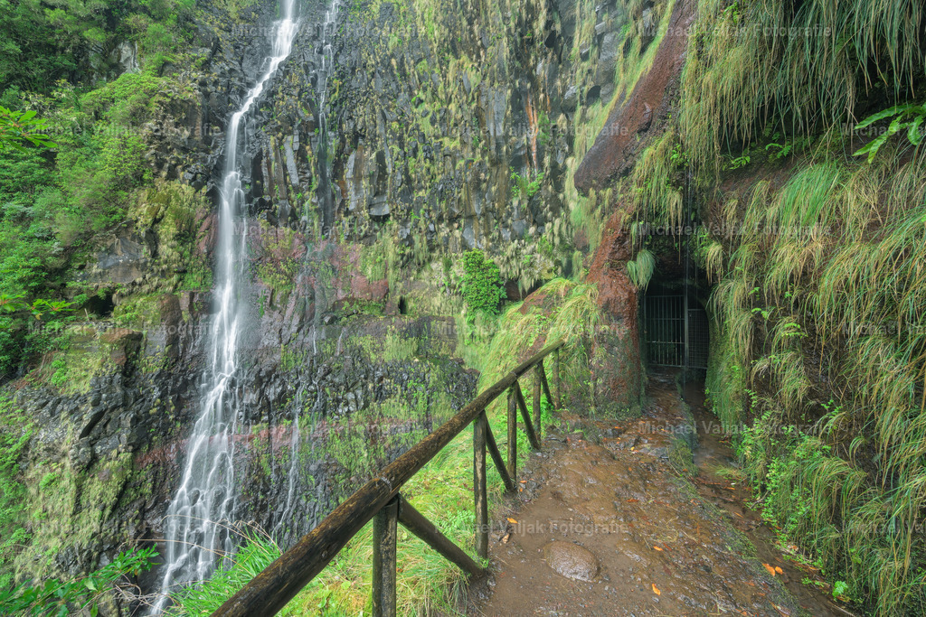 Risco-Wasserfall auf Madeira | Der Risco-Wasserfall auf Madeira ist ein wahres Naturwunder. Das Wasser stürzt in mehreren Kaskaden die Felsen hinab und bildet dabei einen spektakulären Anblick. Umgeben von üppigem Grün und exotischen Pflanzen, bietet der Wasserfall eine friedliche und erfrischende Atmosphäre.Ein Besuch des Risco-Wasserfalls ist ein Muss für Naturliebhaber und Wanderer, die die Schönheit der Insel erkunden möchten. Der Weg zum Wasserfall führt durch den Laurisilva-Wald, der zum UNESCO-Weltnaturerbe gehört und eine Vielzahl von endemischen Pflanzen und Tieren beherbergt. - Realisiert mit Pictrs.com