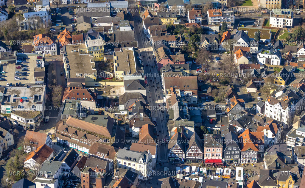 Unna230214243 | Luftbild, Altstadt und Wochenmarkt auf dem Marktplatz, Fachwerkhäuser, Fußgängerzone Massener Straße, Domizil am Hellweg betreutes Wohnen, Unna, Ruhrgebiet, Nordrhein-Westfalen, Deutschland