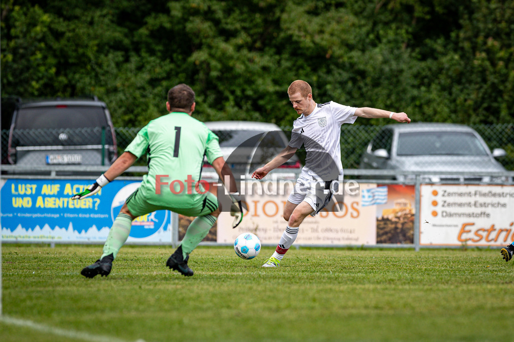 SG Hungerbach I gegen TSV Feldafing | Fußball Herren Kreisklasse Gruppe 3 BFV Kreis Zugspitze, SG Hungerbach I gegen TSV Feldafing, 20250816,Kai SCHWINTEK (Feldafing 9) in Aktion, 2025-08-16 in Oberhausen (Sportplatz Oberhausen), Kai SCHWINTEK (Feldafing 9), Florian PFAFF (Hungerbach 1), Copyright: WolfgangxLindner www.foto-lindner.de