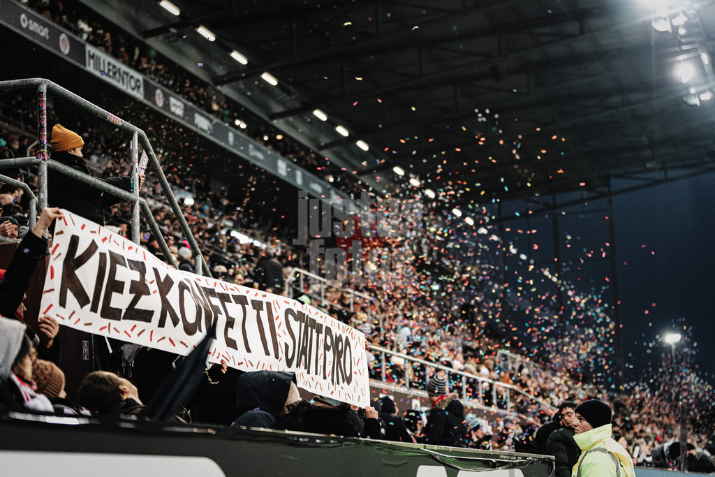 Fußball | Männer | Saison 2024/2025  | Fußball-Bundesliga | 16. Spieltag | FC St. Pauli vs. Eintracht Frankfurt | 11.01.2025 | Fans von St. Pauli mit einem Transparent Kiez-Konfetti Statt Pyro