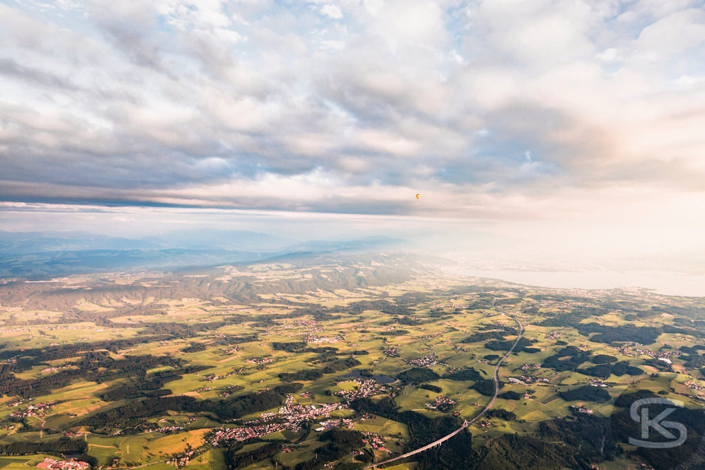 Luftaufnahme Bodensee, Allgäu, Vorarlberg: Grüne Landschaft, Bodensee & Berge | Entdecken Sie atemberaubende Luftaufnahmen der malerischen Landschaft am Bodensee, im Allgäu und Vorarlberg mit grünen Feldern, Wäldern und Bergen im Hintergrund. Ideal für Naturliebhaber und Genießer - Realisiert mit Pictrs.com