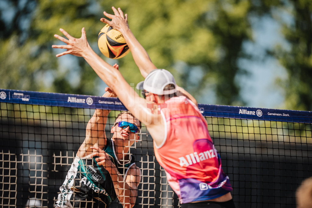 Beachvolleyball | Männer | Allianz German Beach Tour 2025 | Tourstop Berlin | 16.08.2025 | links Cedrik Moede gegen rechts Robin Sowa