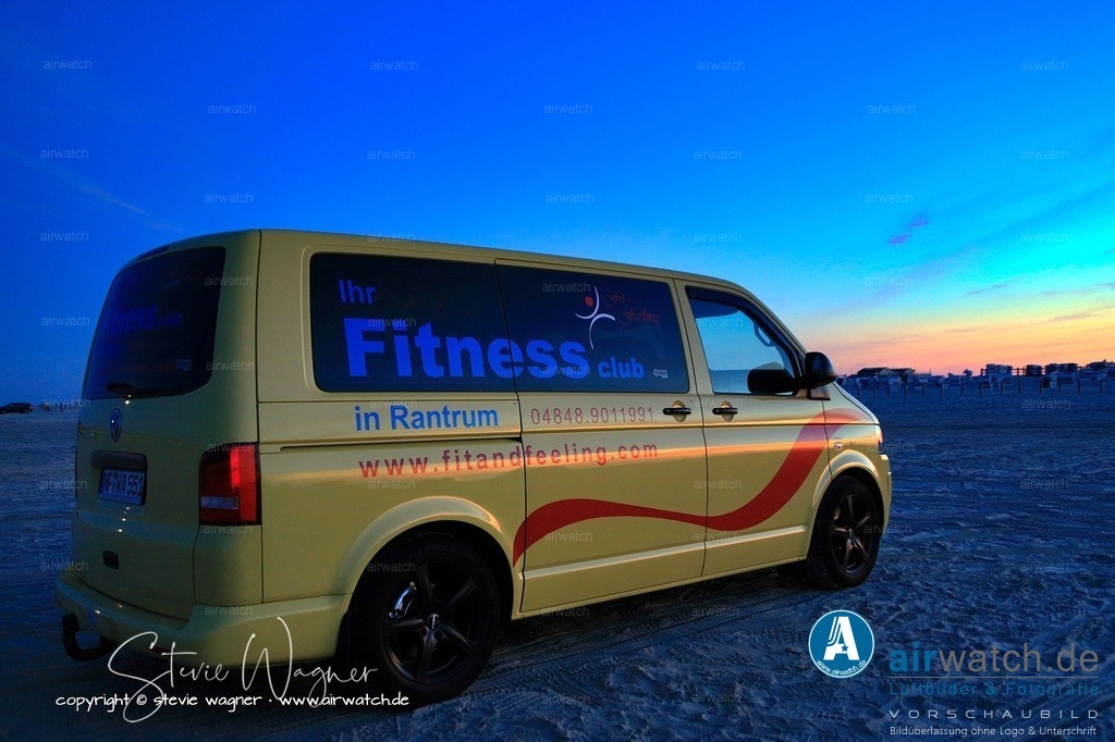 St.Peter-Ording Strand - Volkswagen VW T5 Multivan | Entdecken Sie atemberaubende Luftbilder und Fotografien auf airwatch.de - Tauchen Sie ein in eine Welt voller faszinierender Aufnahmen aus der Vogelperspektive.
