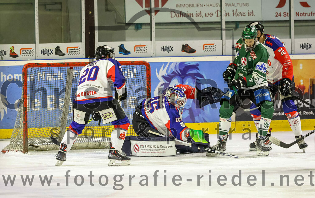 2023-11-03_005_TSV_Erding_gegen_ESC_Dorfen | Erding, Deutschland, 03.11.2023:
Eishockey, Bayernliga Vorrunde 2023 / 2024, 6. Spieltag, TSV Erding gegen ESC Dorfen, Endergebnis: 11:3

Thomas Rott (ESC Dorfen, #20), Torwart Maximilian Englbrecht (ESC Dorfen, #45), Florian Zimmermann (Erding Gladiators, #5), Erik Walter (ESC Dorfen, #72)

Foto: Christian Riedel / fotografie-riedel.net