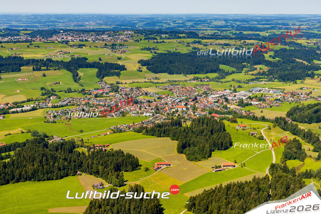 Luftaufnahme von Weiler-Simmerberg - Die Luftaufnahme wurde 2025 vom UL-Flugzeug heraus erstellt ( keine Drohne ) - Hochauflösende Luftaufnahme - für professionelle Ausdrucke geeignet. Die Geschenkidee !Mit Lizenz und Bildrechte bestellbar
