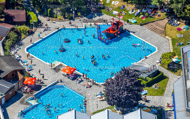 Dortmund240801074Freibad_Wischlingen | Luftbild, Freibad im Revierpark Wischlingen, Schwimmbecken und Solebad, Badegäste im Kinderbecken mit Piratenschiff und auf der Liegewiese mit Sonnenschirmen, Dorstfeld, Dortmund, Ruhrgebiet, Nordrhein-Westfalen, Deutschland