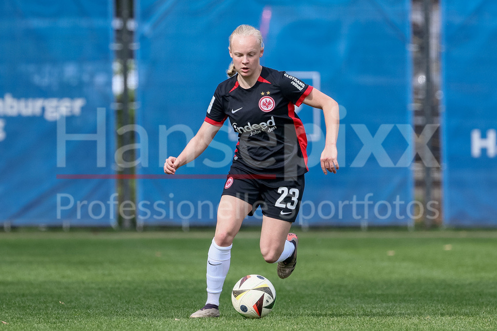 Fussball, 2. Frauen-Bundesliga, Hamburger SV - Eintracht Frankfurt II | v.li.: Keira Bednorz (Eintracht Frankfurt II, 23) am Ball, Freisteller, Einzelbild, Ganzkörper, Aktion, Action, Spielszene, DIE DFB-RICHTLINIEN UNTERSAGEN JEGLICHE NUTZUNG VON FOTOS ALS SEQUENZBILDER UND/ODER VIDEOÄHNLICHE FOTOSTRECKEN. DFB REGULATIONS PROHIBIT ANY USE OF PHOTOGRAPHS AS IMAGE SEQUENCES AND/OR QUASI-VIDEO.