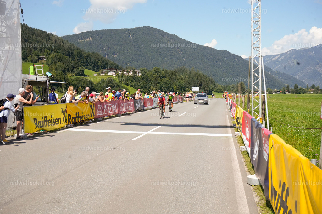 717_20230817_Bewerb_Maenner_Muehlanger | AUT - OESTERREICH, 2023-08-16: SPORT RENNRAD-FAHREN - 55. INTERNATIONALER RADWELTPOKAL IN ST. JOHANN IN TIROL  - Vintage-Radrennen mit WM-Bronze-Medaillen-Siegerin Christina Schweinberger, den Teilnehmer und Alexander Baumann (vom Orginastions-Team) - TAG 2 BEWERB MAENNER IN SECHS GRUPPEN  ; Foto: Roland Muehlanger