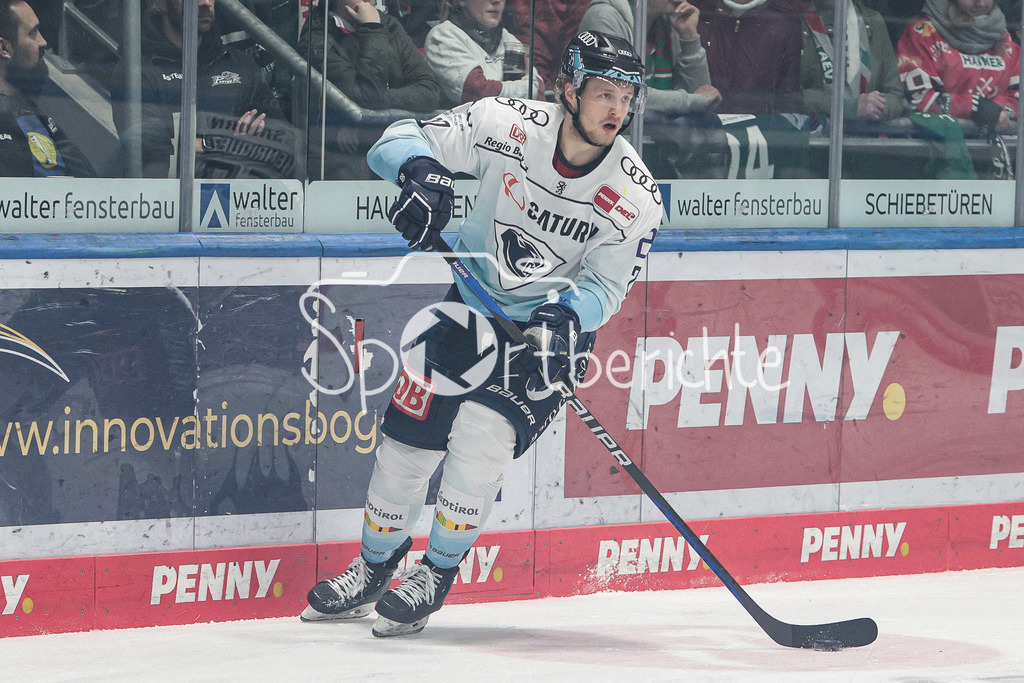 Augsburger Panther - ERC Ingolstadt | Emil QUAAS (ING #20) am Puck