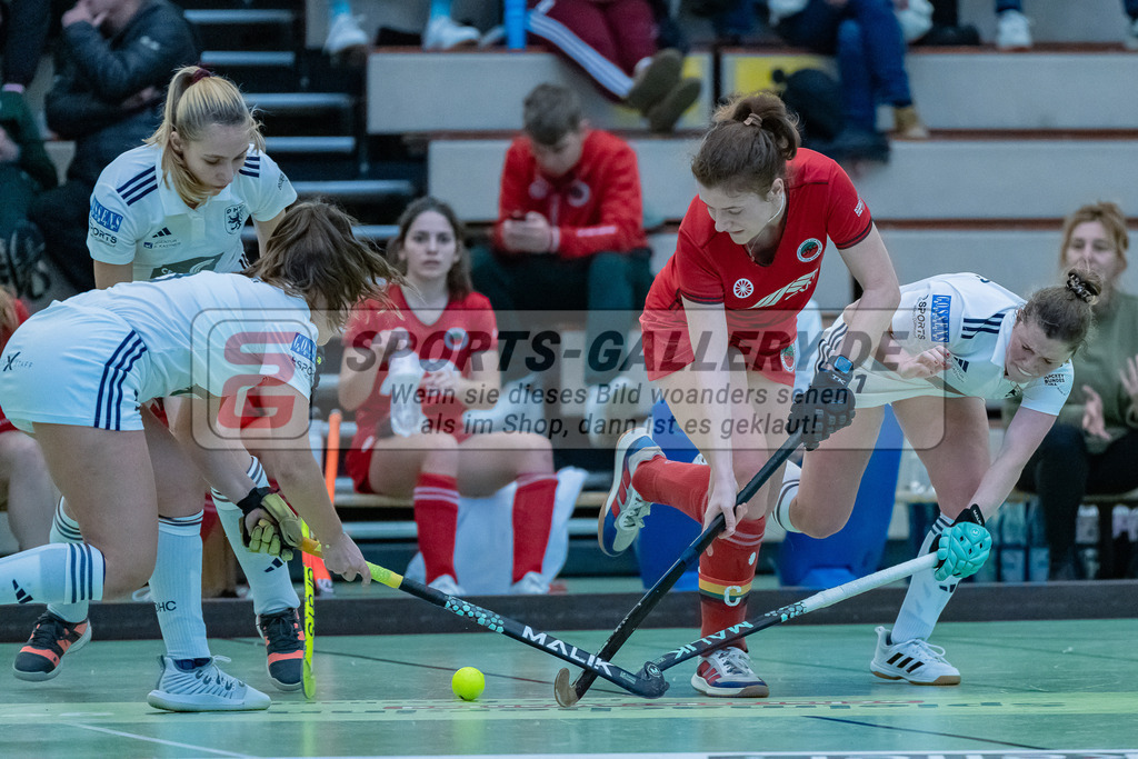 HK_20231217_107728 | 1. Bundesliga Damen Crefelder HC - Düsseldorfer HC  am 17.12.2023 Sporthalle Glockenspitz, Krefeld , Pia Lhotak ( Düsseldorfer HC #5 ) , Jule Hufer ( Crefelder HTC #13 ) , Maike Schaunig ( Düsseldorfer HC #21 )