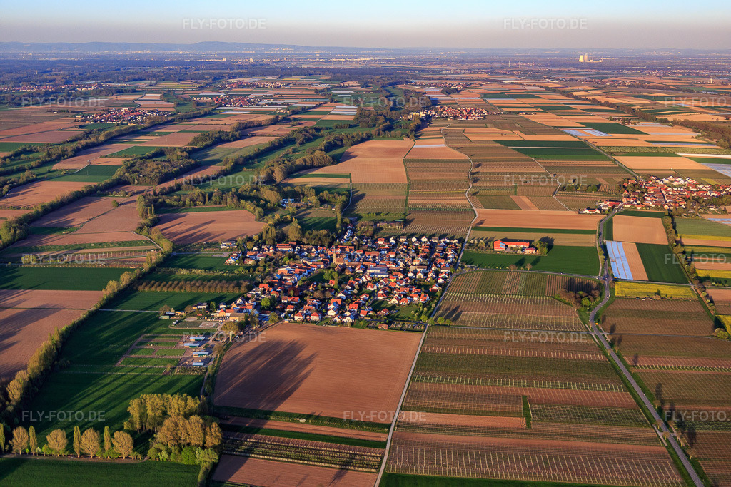 Luftbild: Dorfansicht am Modenbach von Westen in Großfischlingen im Bundesland Rheinland-Pfalz in Deutschland. Foto: IMG_077476.jpg vom 21.04.2015 durch Werner Riehm/FLY-FOTO.de