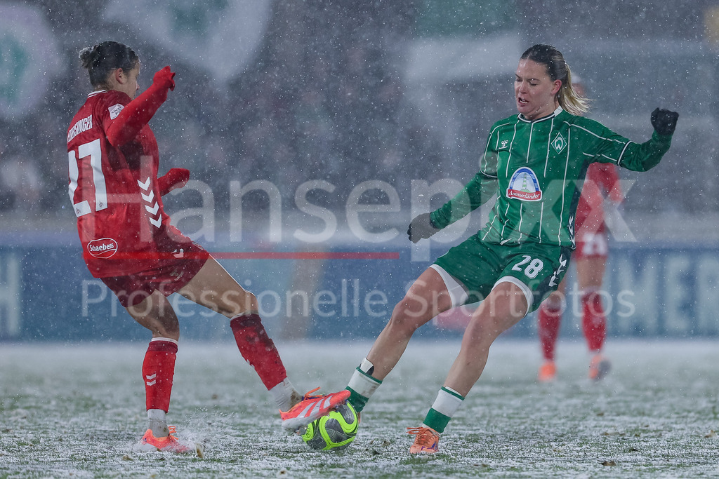 Fussball, Google Pixel Frauen-Bundesliga, SV Werder Bremen - 1. FC Köln | v.li.: Laura Feiersinger (1. FC Köln, 27) und Juliane Wirtz (SV Werder Bremen, 28) im Zweikampf, Duell, Dynamik, Aktion, Action, Spielszene, DIE DFB-RICHTLINIEN UNTERSAGEN JEGLICHE NUTZUNG VON FOTOS ALS SEQUENZBILDER UND/ODER VIDEOÄHNLICHE FOTOSTRECKEN. DFB REGULATIONS PROHIBIT ANY USE OF PHOTOGRAPHS AS IMAGE SEQUENCES AND/OR QUASI-VIDEO.