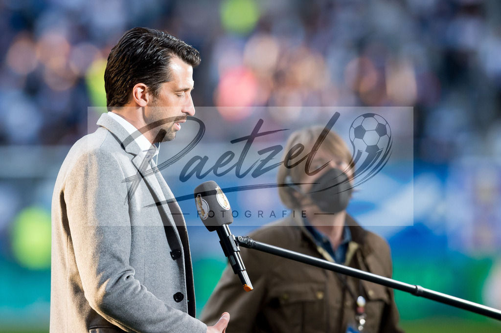 HSVSCF20220419_005 | Fussball, Herren: Vorstand Sport Jonas Boldt (Hamburger SV) im Interview beim DFB-Pokal-Halbfinalspiel zwischen Hamburger SV und SC Freiburg im Volksparkstadion am 19.04.2022 in Hamburg, Deutschland.DFB / DFL REGULATIONS PROHIBIT ANY USE OF PHOTOGRAPHS AS IMAGE SEQUENCES AND/OR QUASI-VIDEO. - Realisiert mit Pictrs.com