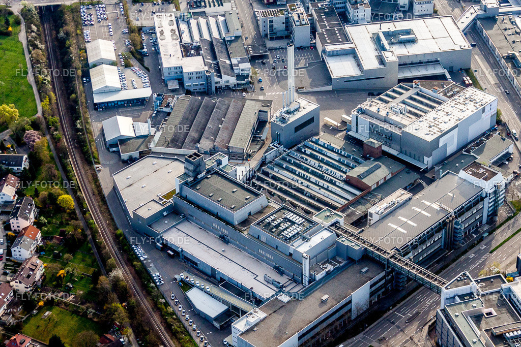 Gebäude und Produktionshallen auf dem Werksgelände Porsche Bau 45 Sattlerei in Zuffenhausen | Luftbild: Gebäude und Produktionshallen auf dem Werksgelände Porsche Bau 45 Sattlerei in Zuffenhausen im Ortsteil Zuffenhausen in Stuttgart im Bundesland Baden-Württemberg in Deutschland. Foto: IMG_39234.jpg vom 03.04.2011 durch Werner Riehm/FLY-FOTO.de - Realisiert mit Pictrs.com