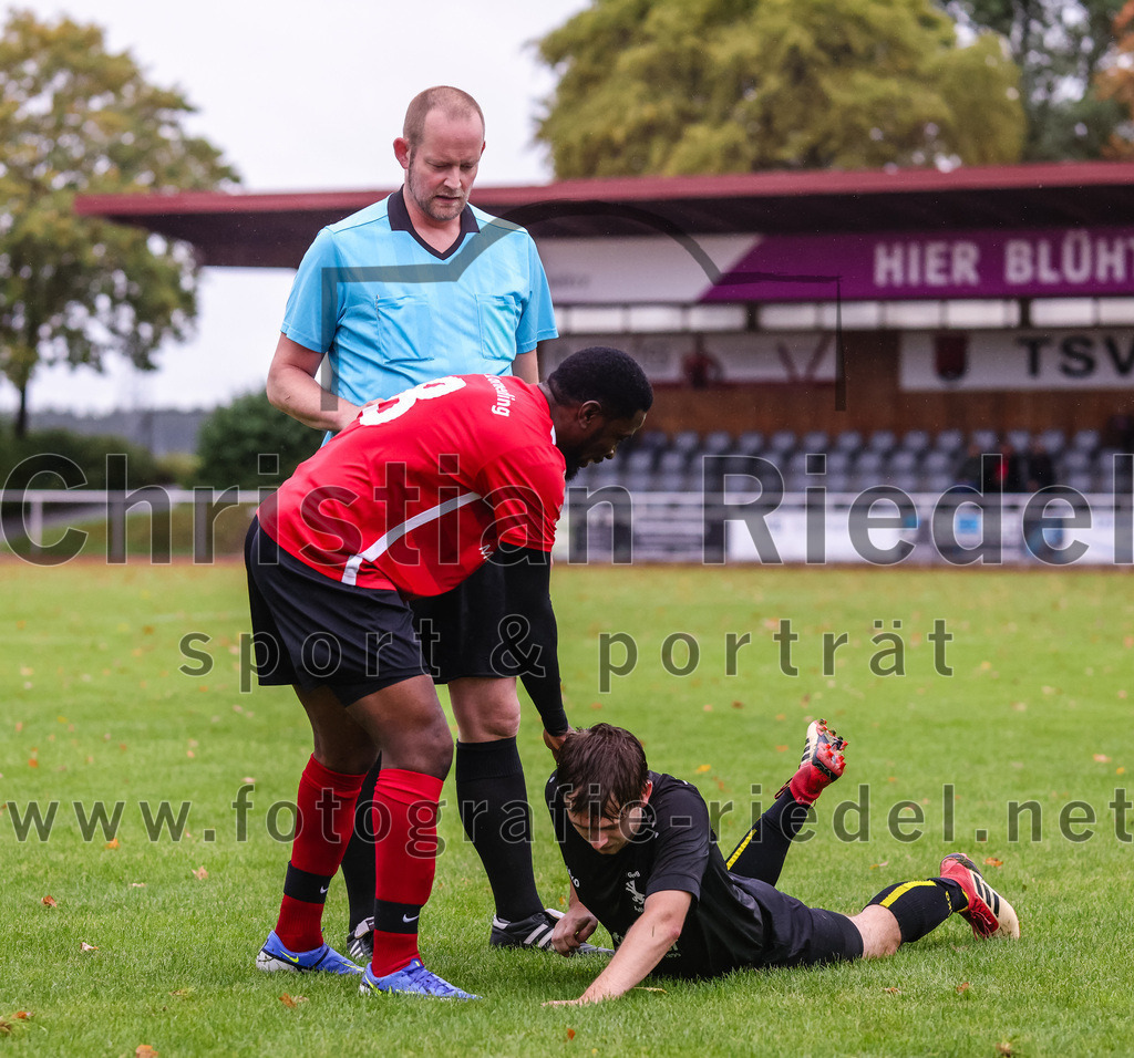 2023-08-27_048_TSV_Zorneding_II_gegen_TSV_Grafing_II | Zorneding, Deutschland, 27.08.2023:
Fußball, A-Klasse 2023 / 2024, 2. Spieltag, TSV Zorneding II gegen TSV Grafing II, Endergebnis: 5:1

Schiedsrichter Michael Heyer, Yusif Kamara (TSV Zorneding, #8), Max Heckmann (TSV Grafing, #9)

Foto: Christian Riedel / fotografie-riedel.net