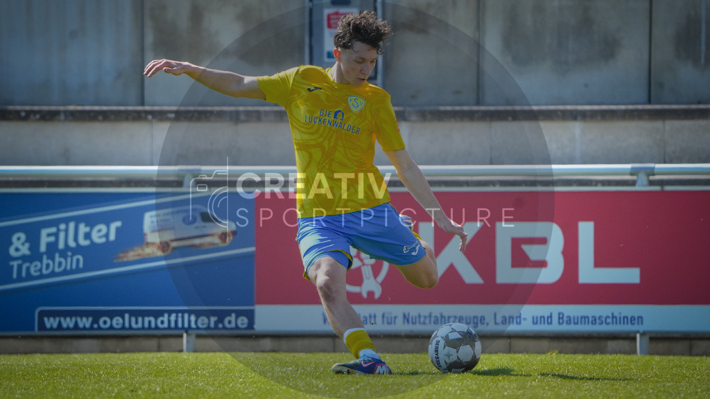 Fußball, Herren, Saison 2025/2026, Regionalliga Nordost, 29. Spieltag, FSV 63 Luckenwalde vs. FC Eilenburg, Samstag 11.04.2026, Werner-Seelenbinder-Stadion Luckenwalde, | Fußball, Herren, Saison 2025/2026, Regionalliga Nordost, 29. Spieltag, FSV 63 Luckenwalde vs. FC Eilenburg, Samstag 11.04.2026, Werner-Seelenbinder-Stadion Luckenwalde, Im Bild: Len Neumann (Luckenwalde) - Realisiert mit Pictrs.com